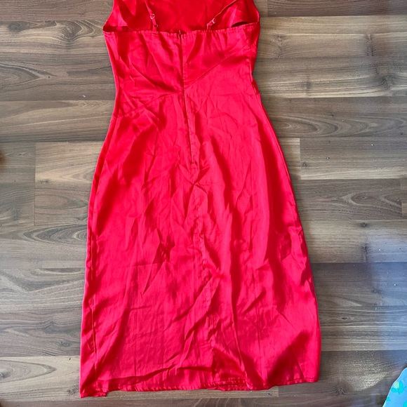 Red satin midi dress with slit - Picture 5 of 5